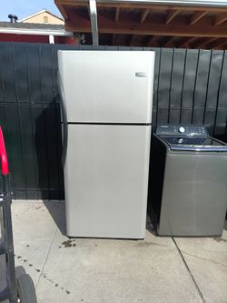 Frigidaire Top-Freezer Refrigerator Stainless Steel