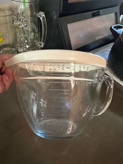 Pampered Chef 8 cup glass mixing bowl with lid