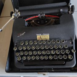 Vintage Smith-Corona Clipper Typewriter