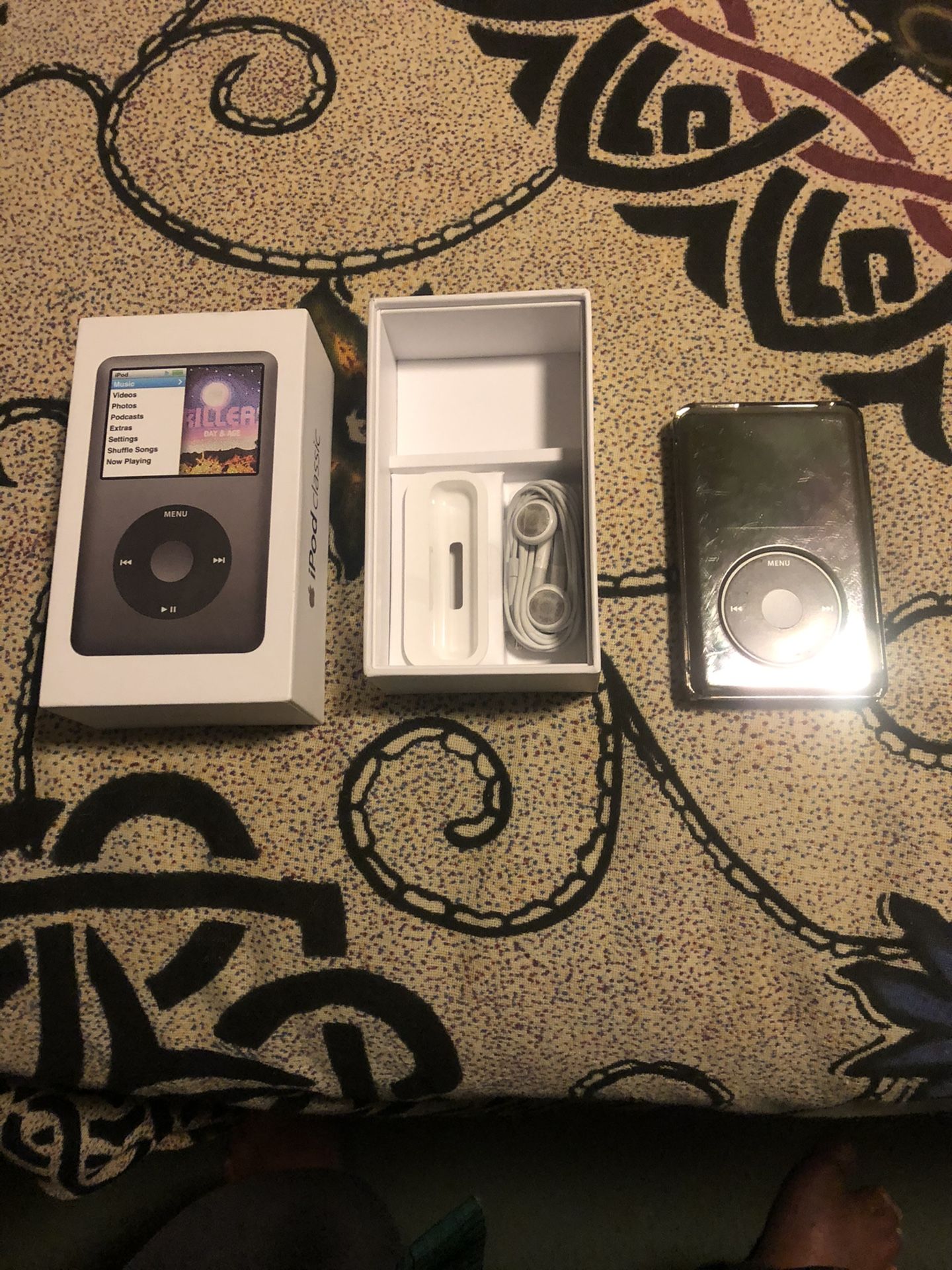 iPod Classic-160GB Tons of Music- NICE!