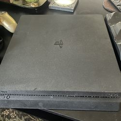 Ps4 1TB 2 controllers