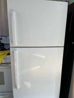 Insignia Top-Freezer Refrigerator White