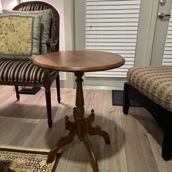 Antique collectible Elegant Small Round Side End Lamp Table with oak / maple wood. 
