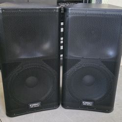 QSC KW152 Powered Speakers – PAIR + BAGS (Ready for Gigs) 2,000 firm