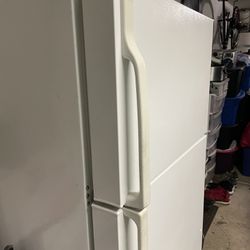GE Refrigerator With Top Freezer
