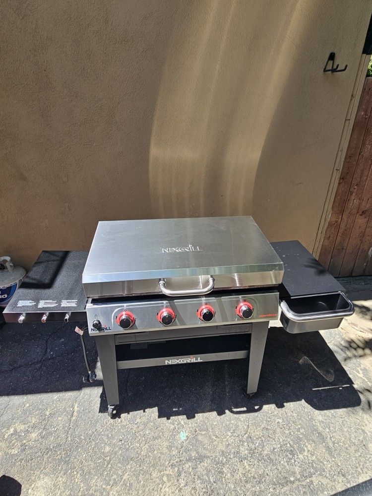 Daytona 4-Burner Propane Gas Grill 36 in. Flat Top Griddle in Black with Stainless Steel Lid
