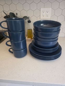 Dinner ware set 16 pieces Service 4