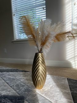 White and golden artifical Feathers and golden vase