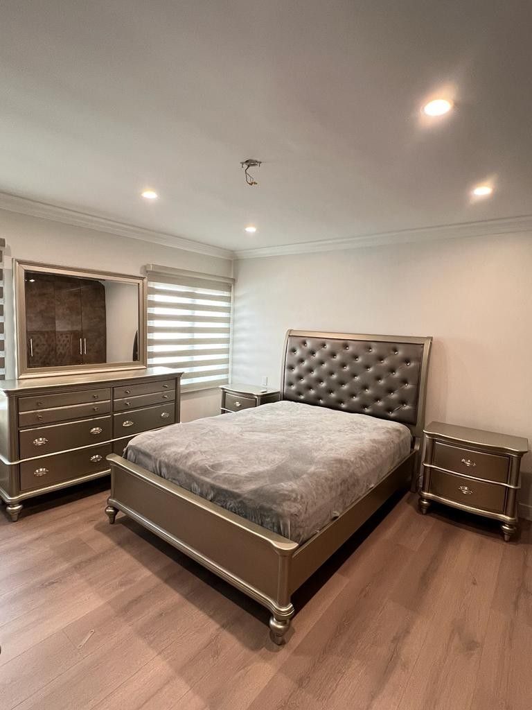 LIKE NEW-bedroom set 4 piece