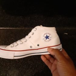 Converse womens 7.5 Great Condition 