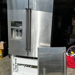 Pending //// Kitchen aid - Refrigerator Broken : Free