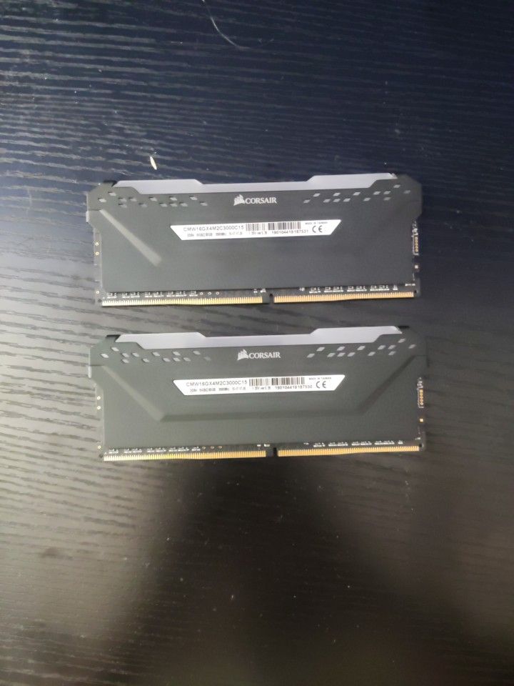 32GB CORSAIR VENGEANCE RGB PRO (2x16GB) DDR4 3000MHz