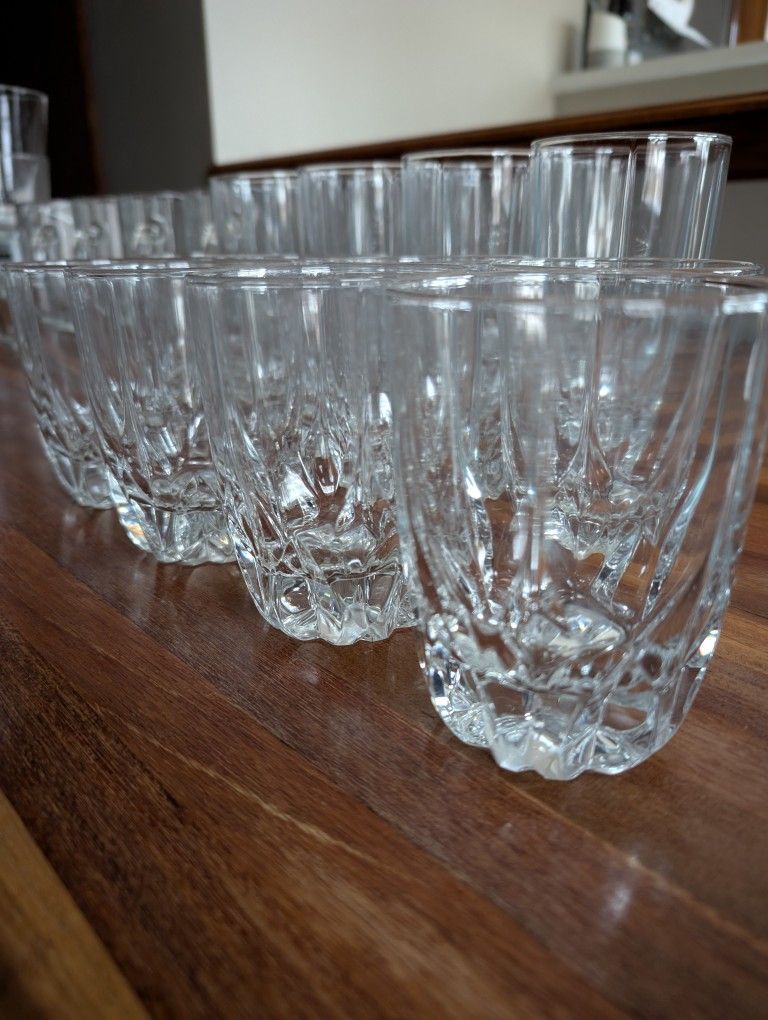 Large Kitchen Drinkware Glassware Vase Setting Lot
8 lowball fire and ice glasses
8 fire and Ice water glasses
4 beer mugs
4 20 oz glasses
6 pint gl