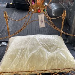 A golden bed for pet