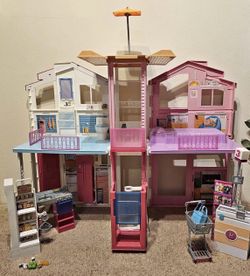Barbie Foldable 3 Story Townhouse w/accessories