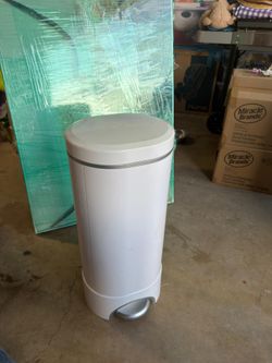 Diaper trashcan