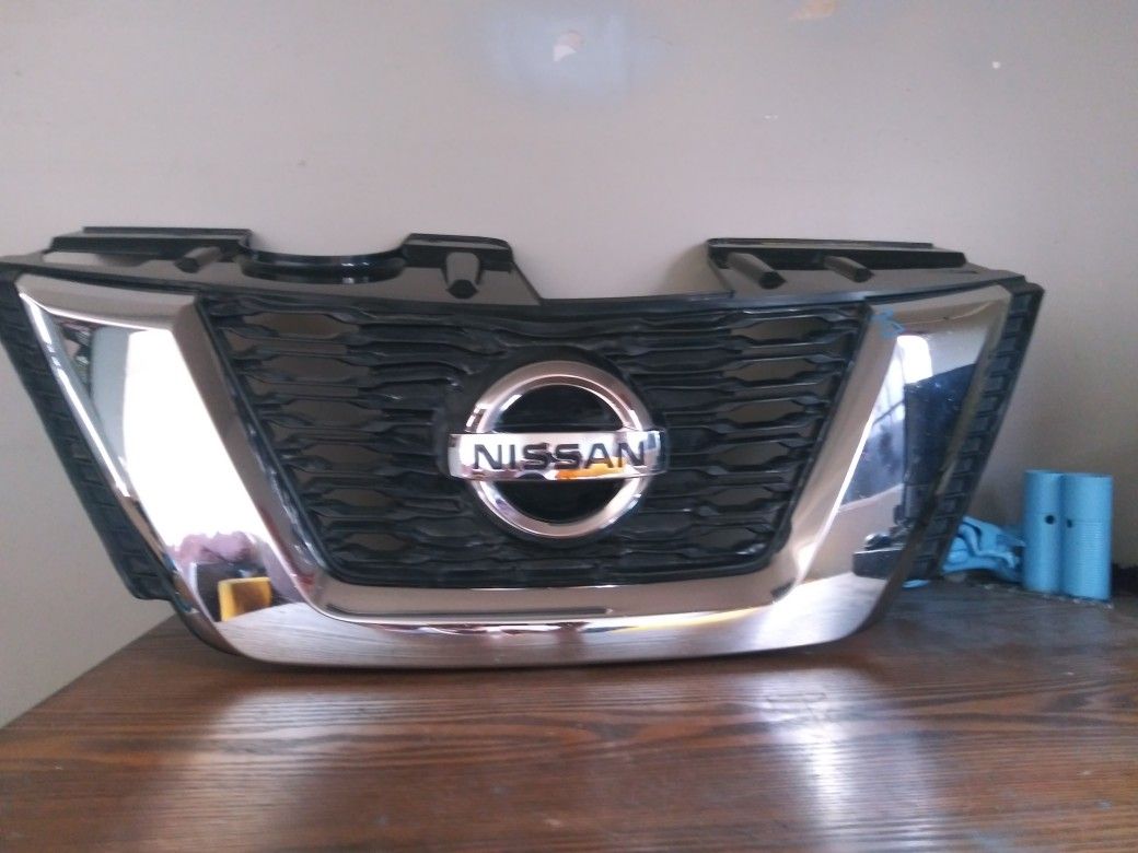 2017-2018 Nissan Rogue chrome plastic front bumper Gille OEM Used