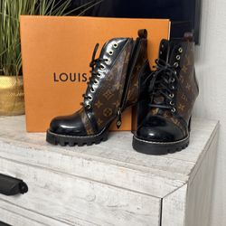 Size 39 Louis Vuitton Silhouette Boots (black) for Sale in Houston, TX -  OfferUp