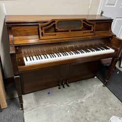 Upright Yamaha Piano M214