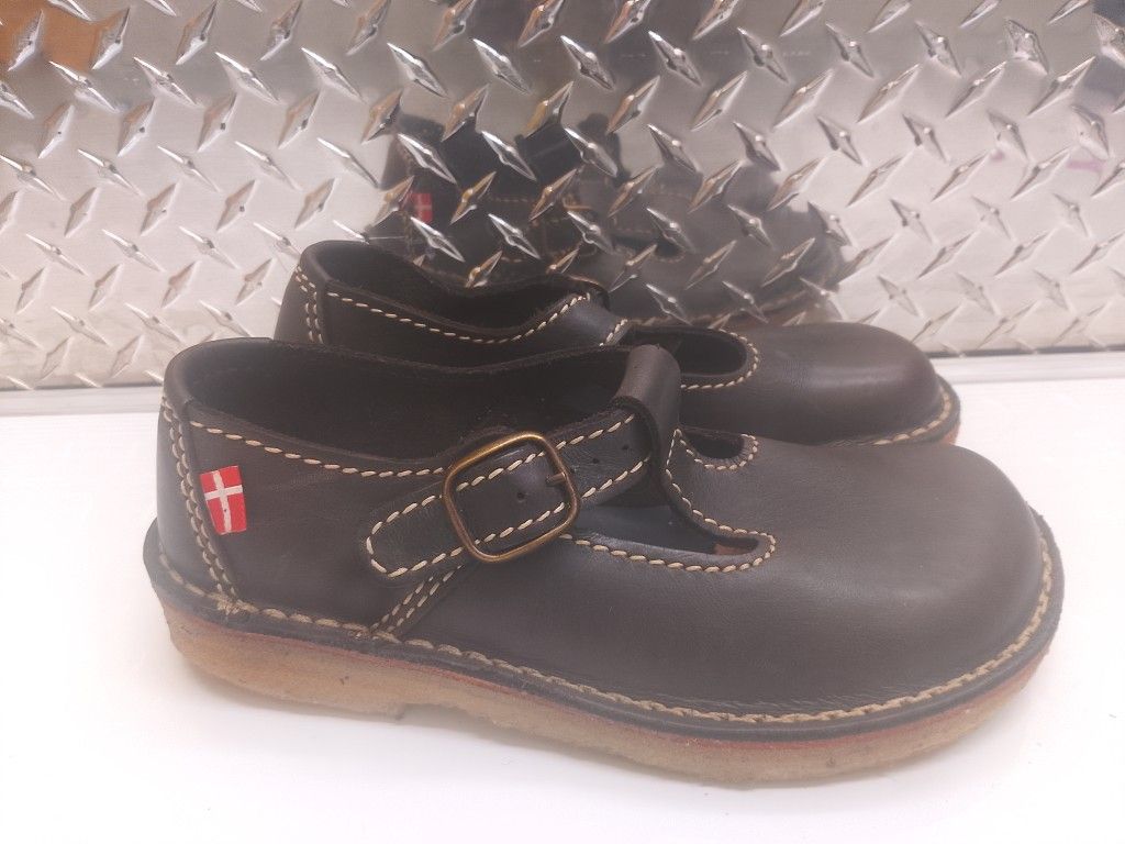 Women's Size 7.5/8 Black Shoes DuckFeet