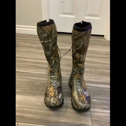 Woman’s size 8 insulated waterproof boot