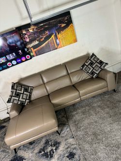 🌟 "LIKE NEW" living spaces 3pc tan leather electric reclining couch 🛋 ( free delivery)