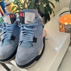 UNIVERSITY BLUE JORDAN 4