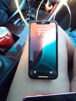 I phone xr 1 black and 1 pink