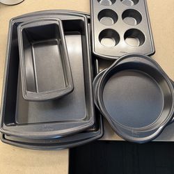 Wilton Non-Stick Baking Set - six pieces