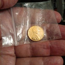Rare 1943 Golden Steel Wheat Penny, World War Two Era Coins. 81 Years Old And Still Looks Great!
