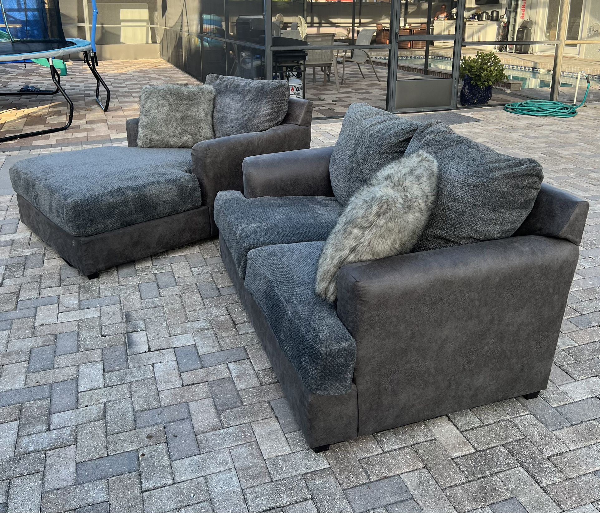 Loveseat and chase lounge in perfect condition, I can deliver for an additional cost. Price 250$. They are like new. 2 decorative pillows included.