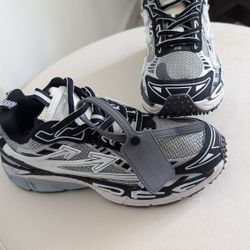 Off White Sneakers Size 9m Brand New 🔝