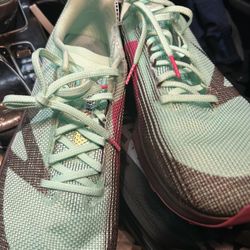 he Nike Kiger 10 Trail Running Shoes in the Mint Foam/Burgundy Crush/Sweet Beet/Seaweed colorway. 