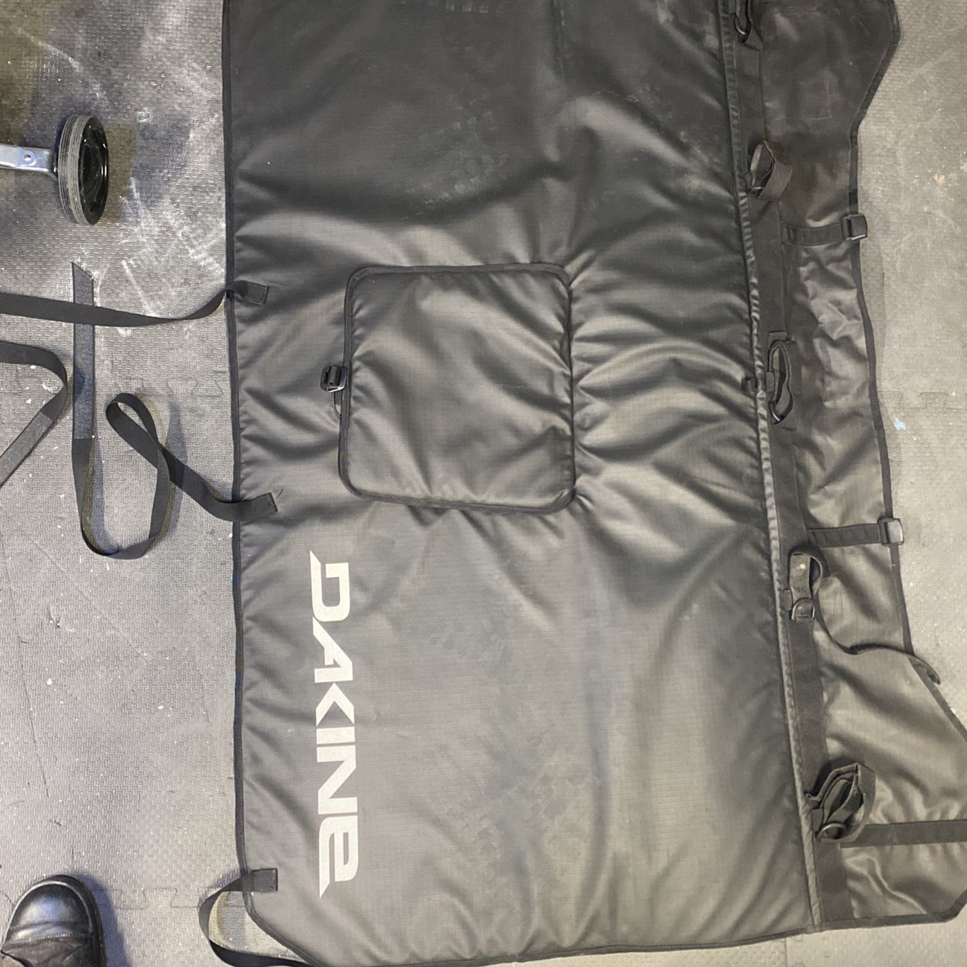 dakine tailgate pad