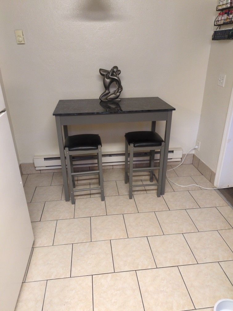 Table/Chairs