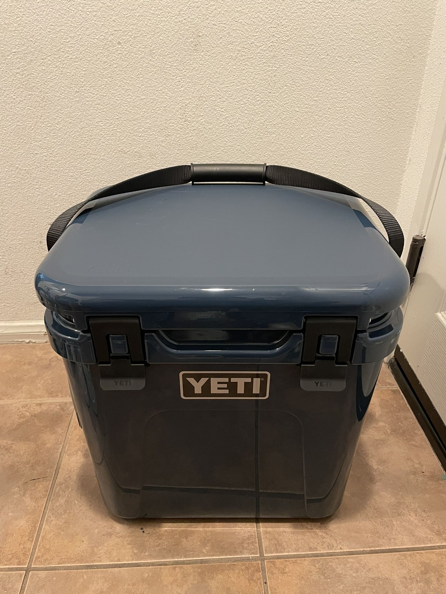 YETI Roadie 24 Hard Cooler Navy