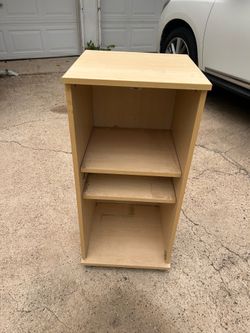 Small bookshelf with 2 adjustable shelves