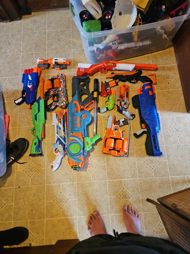 14 Nerf Guns 1 Soword With Amo 