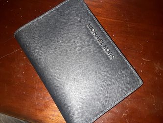 Brand new Michael Kors womans wallet very nice