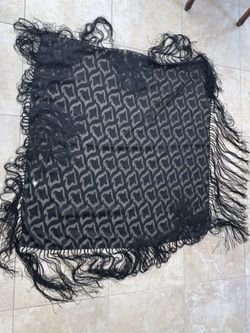 Heavily fringed black lace with leaves motives square large scarf