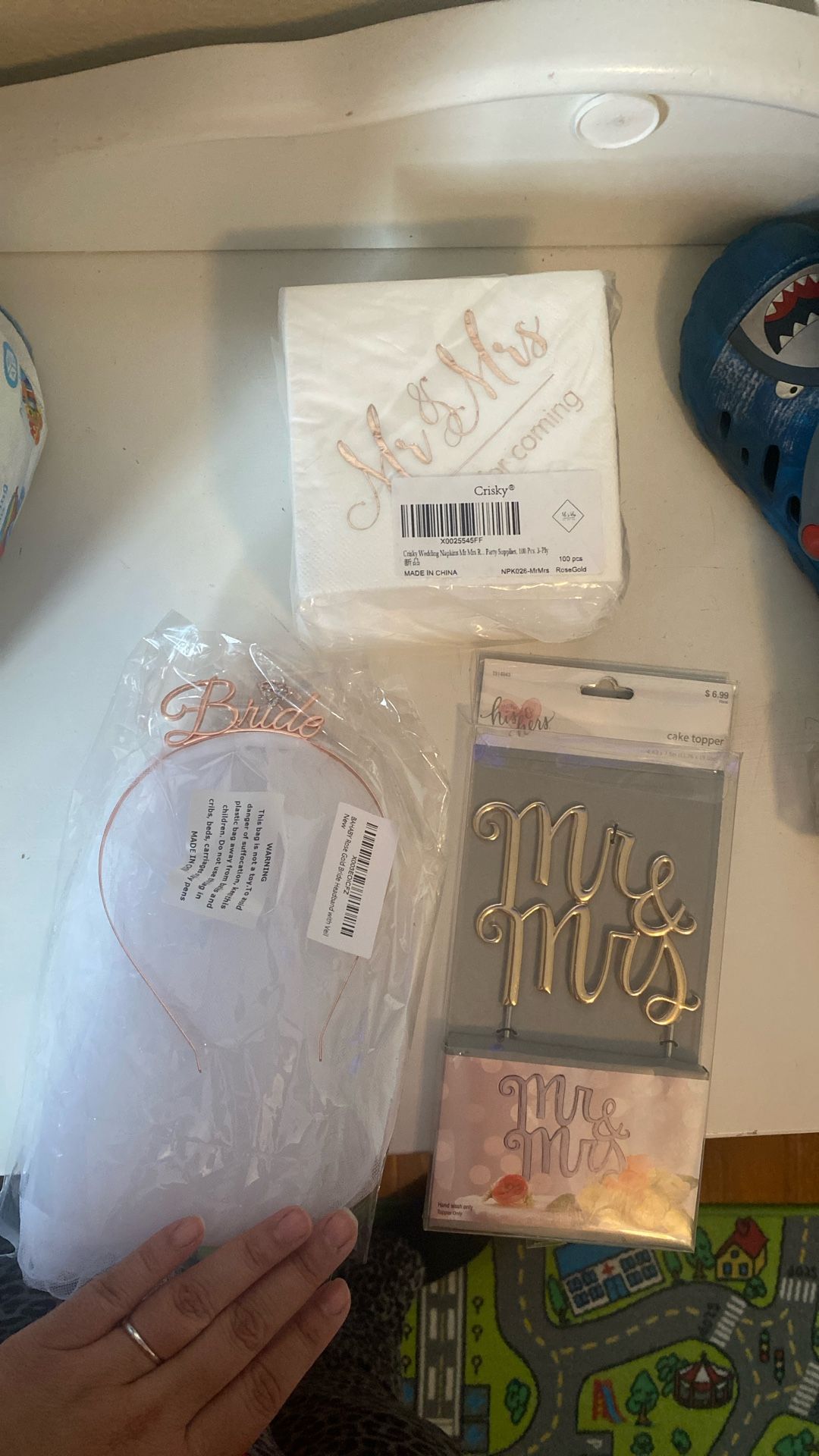 Mr. & Mrs. cake topper, vail, napkins