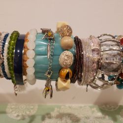 Mixed Lot of Fashionable Costume Bracelets 25 Lot. F9