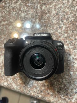 Canon EOS R10 Mirrorless Camera + RF-S 18-45mm Lens
