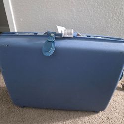 Vintage style suitcases (2)