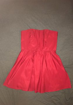 Juniors fit and flare red sweetheart party dress with gold zipper. Size large.
