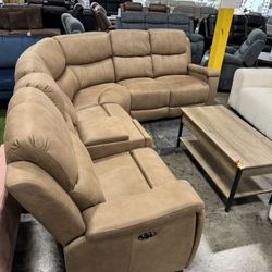 Brown Power Recliner Living Room Sectional with Hidden Cup Holders (12/28) / Seccional de sala de estar reclinable Brown Power con portavasos ocultos
