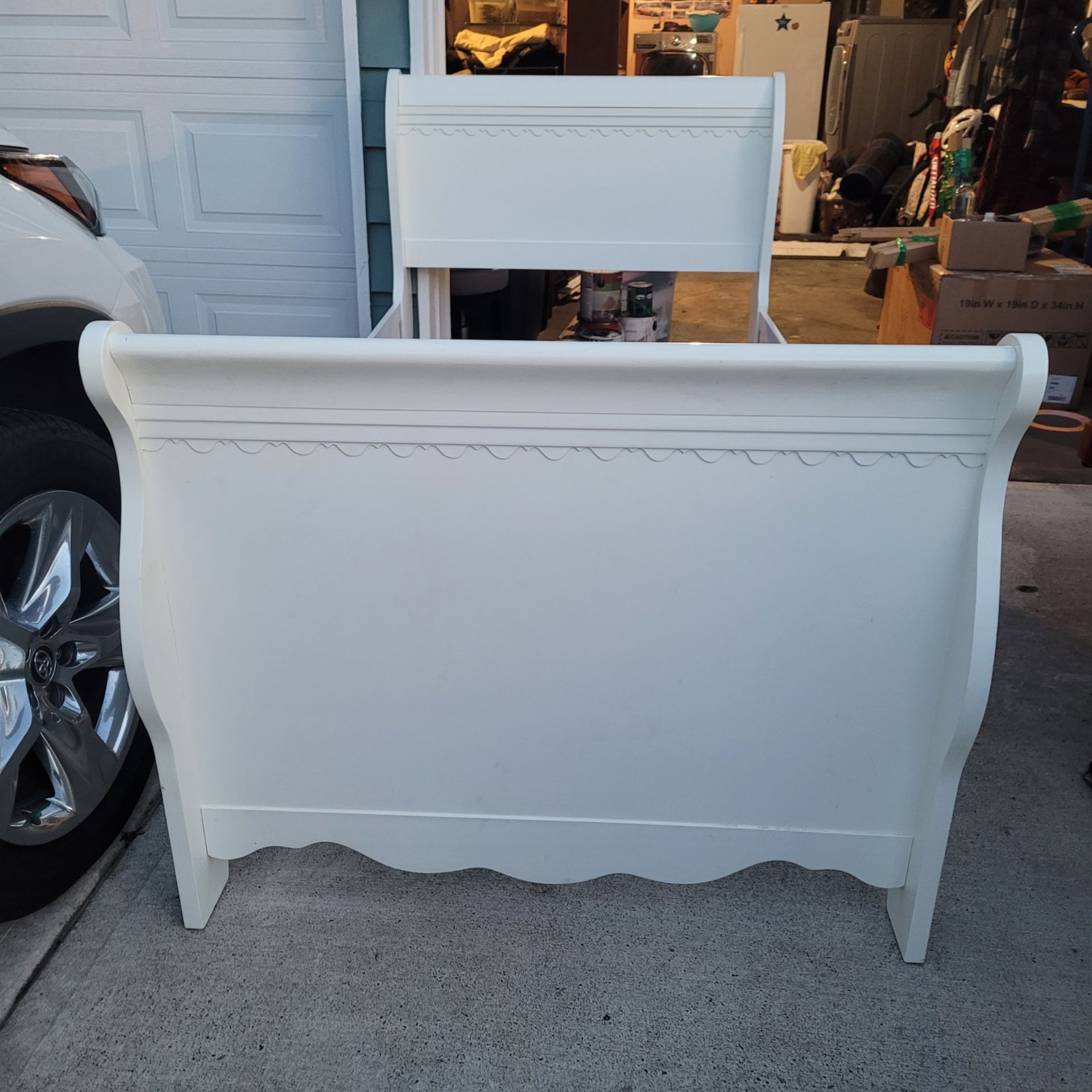 Sleigh bed