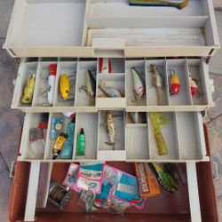 VINTAGE TACKLE BOX WITH LURES GOOD CONDITION 