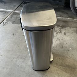 8 Gallon Kitchen Trash Can with Lid Stainless Steel Garbage Can Recycling Rubbish Bin Silver