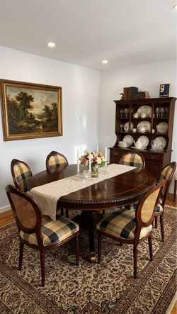 Oval dining table with 6 chairs